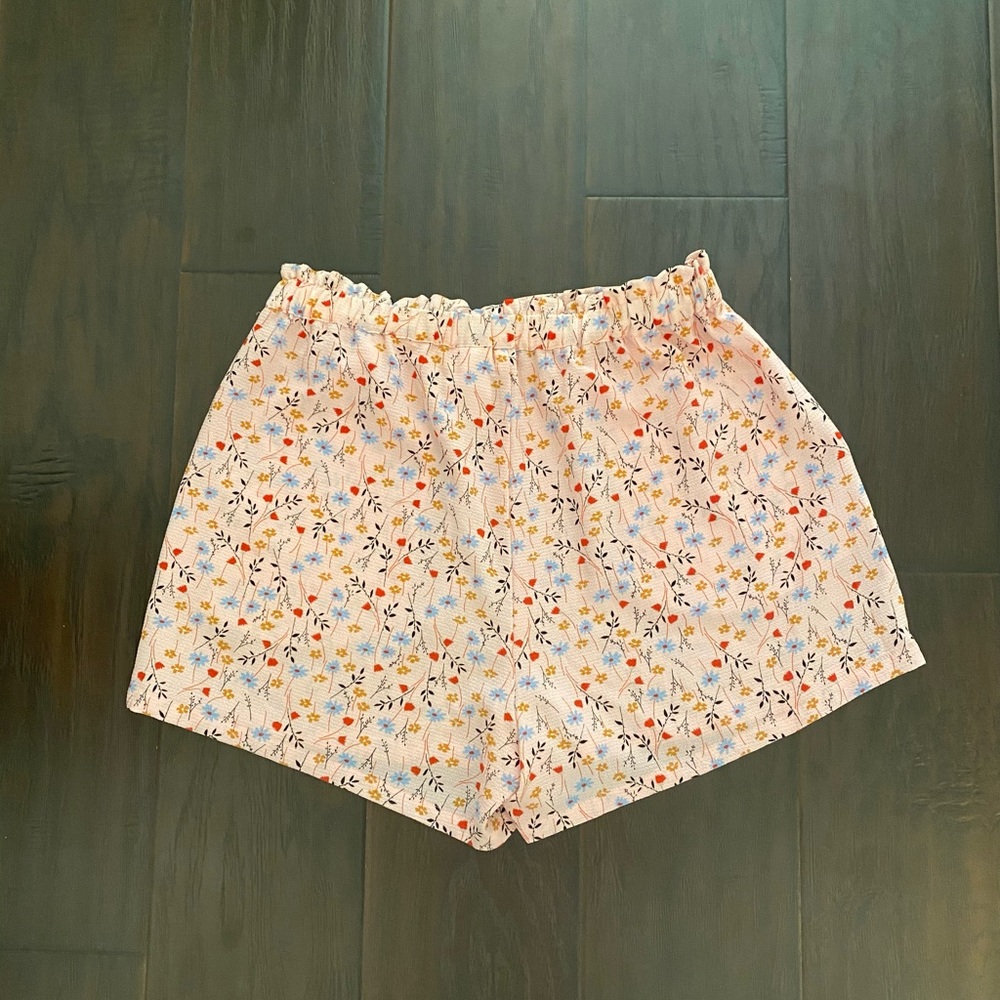 H&M Floral High Rise Shorts - Picture 2 of 3